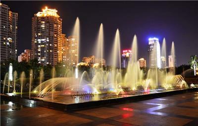 正方體標(biāo)識雕塑 鏤空結(jié)構(gòu)與噴泉元素的藝術(shù)融合